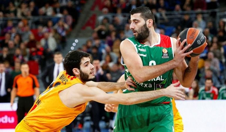 Abrines defiende a Bourousis en el partido disputado en el Buesa Arena.