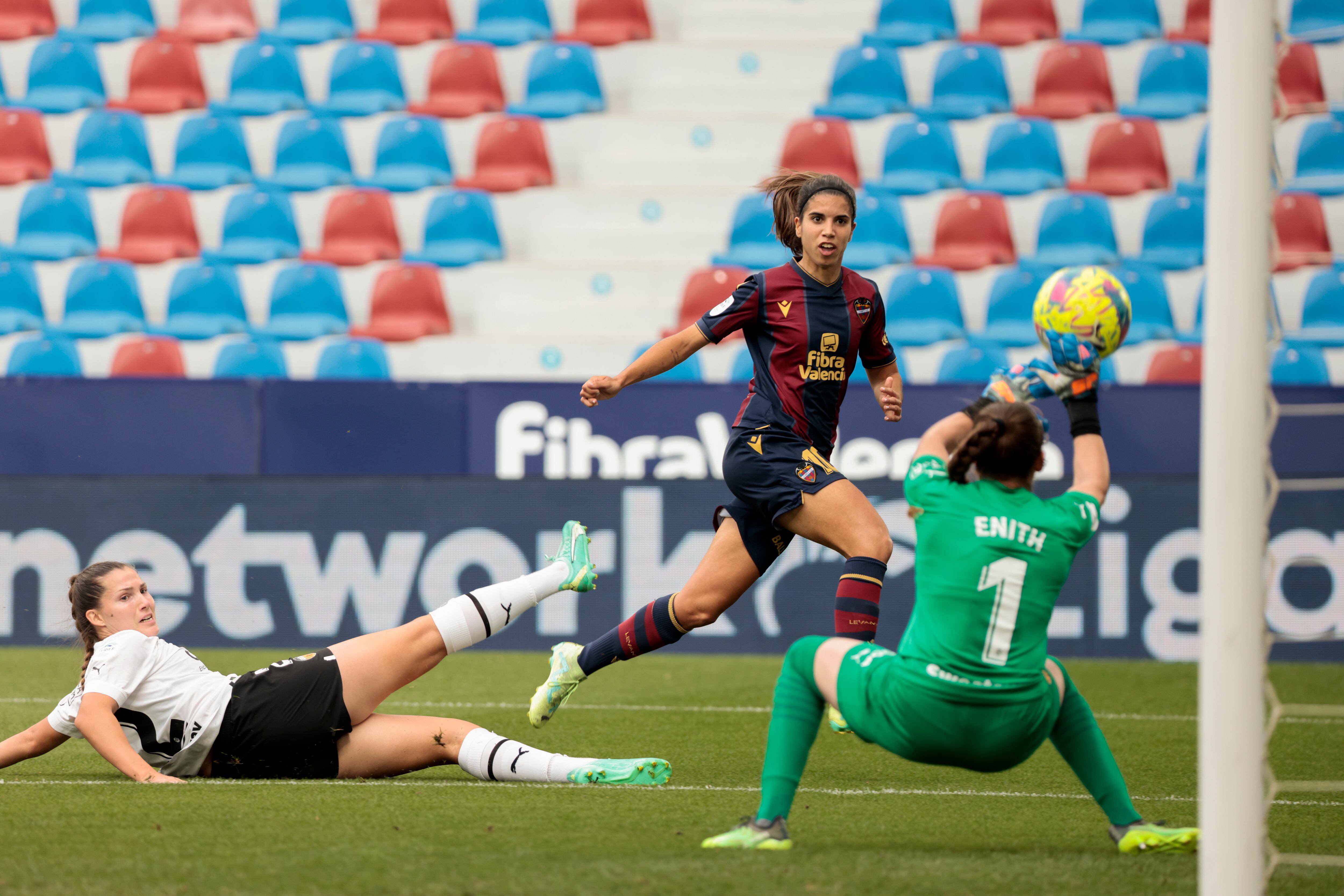 VALENCIA, 07/05/2023.-La jugadora del Levante Alba Redondo (c), y la guardameta del Valencia Enith Salón (d), durante el partido de la Liga Iberdrola (F) del Levante contra el Valencia, este domingo en el estadio Ciudad de Valencia EFE/Ana Escobar