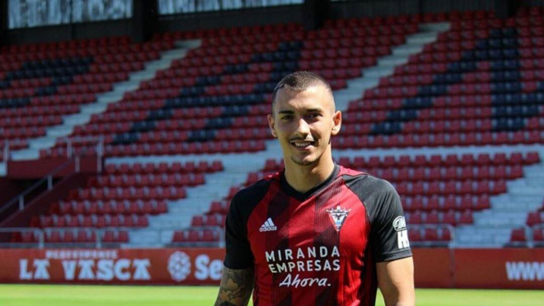 Antonio Sánchez vistiendo la camiseta del MIrandés.