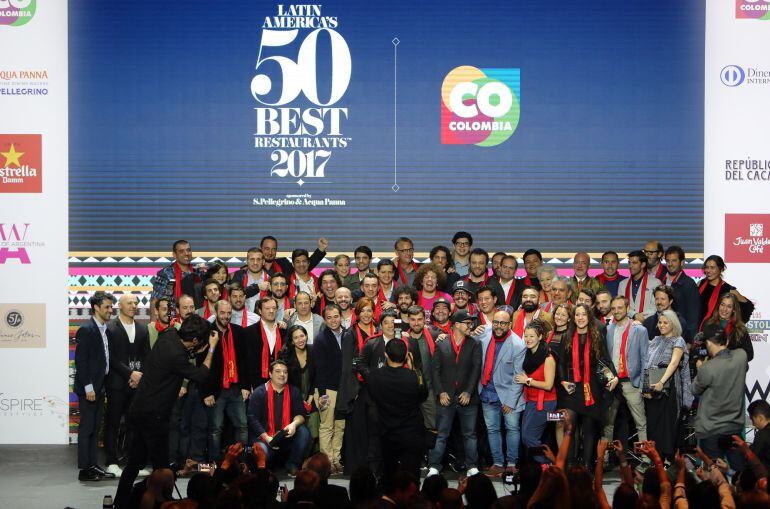 Foto de grupo en la ceremonia de los 50 Mejores Restaurantes de Latinoamérica.