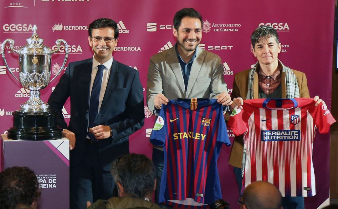 Los semifinalistas de la Copa de la Reina posan con sus camisetas junto al trofeo