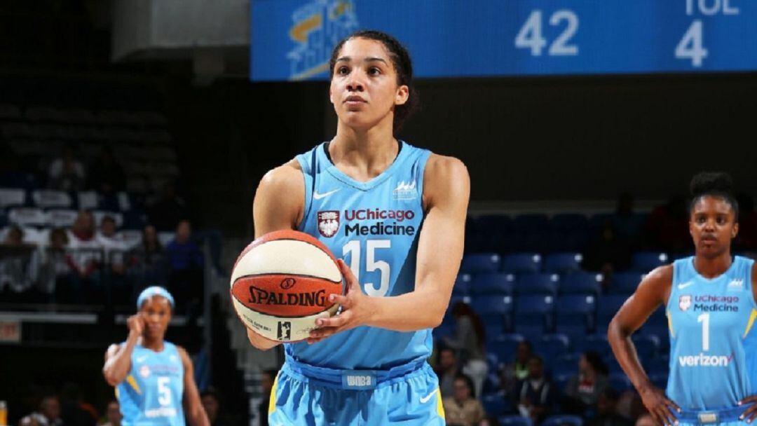 Gabby Williams a punt de llançar a cistella.