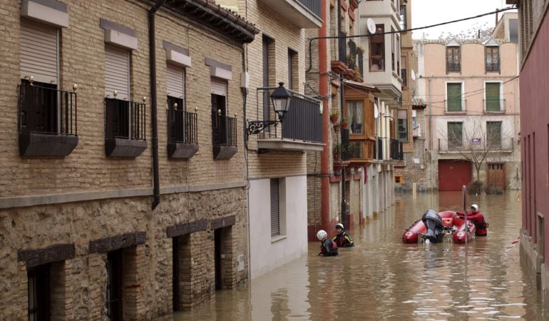 GRA183. TUDELA (NAVARRA), 28/02/2015.- Voluntarios de Cruz Roja recorren las calles anegadas por el agua del casco histórico de Tudela (Navarra) para atender a los vecinos que han quedado incomunicados por la crecida del río Ebro, que se ha desbordado tra