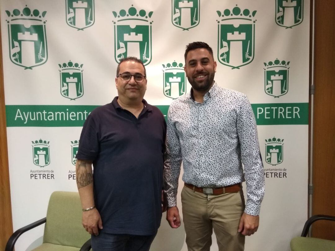 Mauro Rosati, presidente de la Asociación Sense Barreres, y Javier Martínez, concejal de Igualdad e Inclusión Social del Ayuntamiento de Petrer