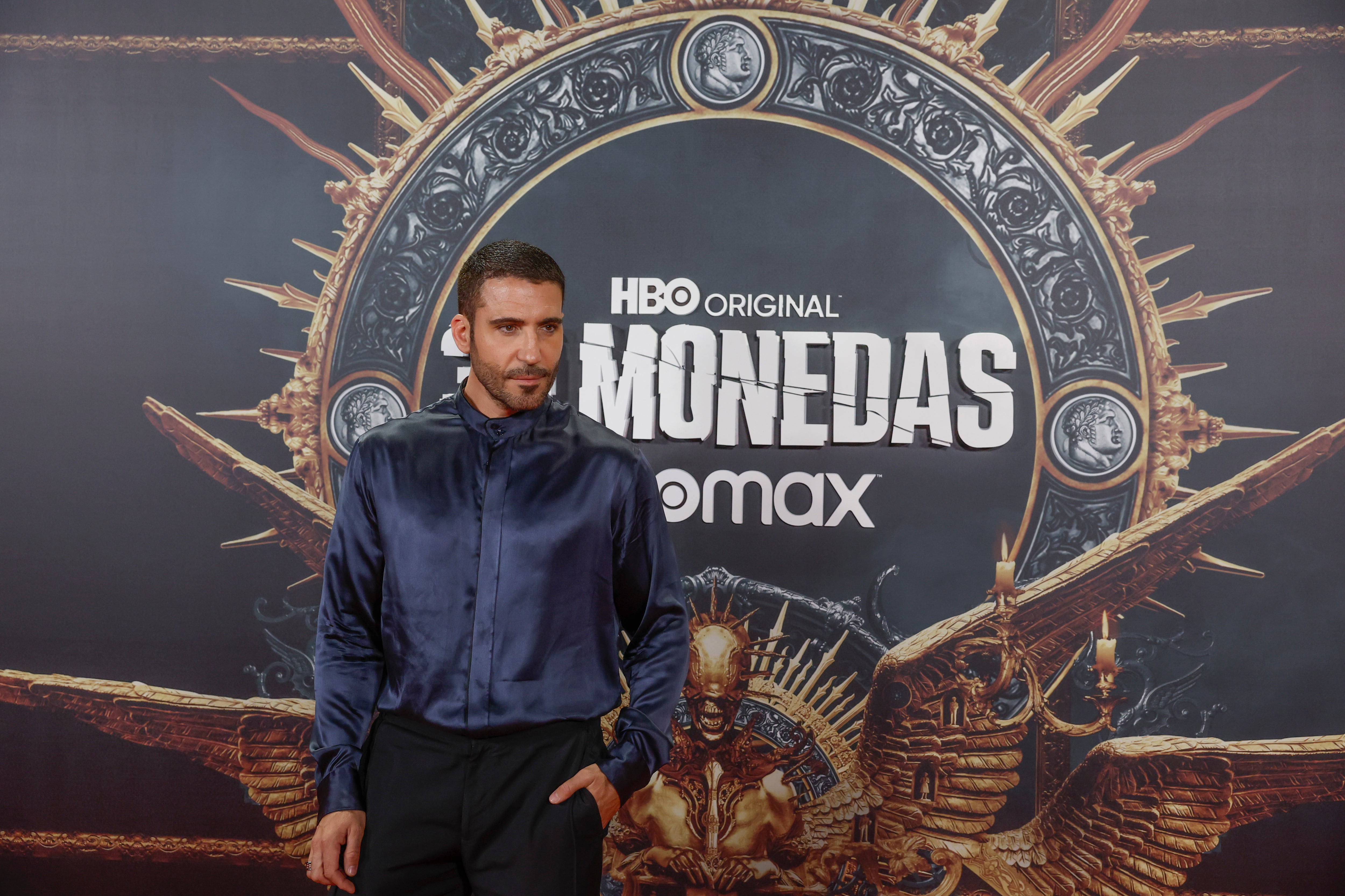 MADRID, 16/10/2023.- El actor Miguel Ángel Silvestre posa para los medios gráficos a su llegada al estreno de la segunda temporada de la serie &quot;30 Monedas&quot; que se ha celebrado hoy lunes en el Palacio de la Prensa de Madrid. EFE / Juanjo Martín
