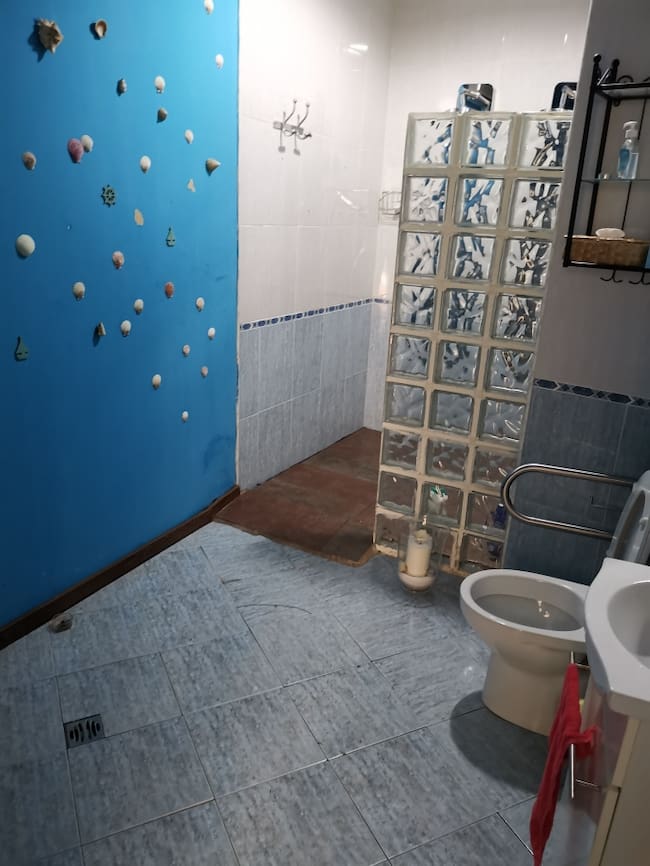 Zona del baño del piso ilegal (Ayuntamiento)