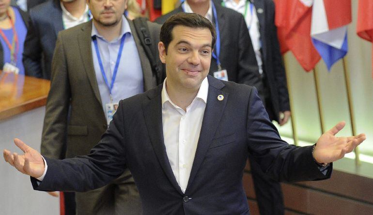 BRU30 BRUSELAS (BÉLGICA) 13/07/2015.- Imgen de archivo que muestra al primer ministro girego, Alexis Tsipras, a su salida de la cumbre sobre la crisis griega celebrada en la sede del Consejo Europeo (CE) en Bruselas (Bélgica) el pasado 7 de julio. Finalme