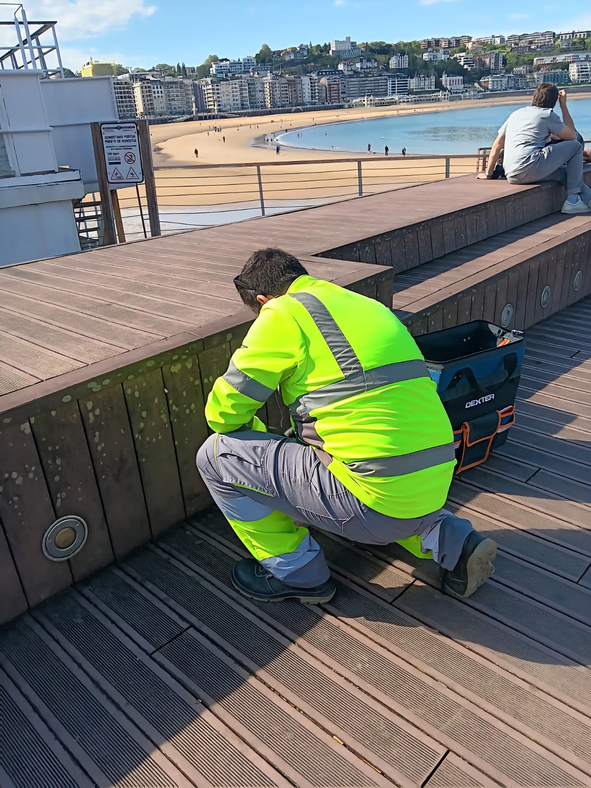 Imagen de un operario aplicando cebos rodenticidas en toda el área afectada.