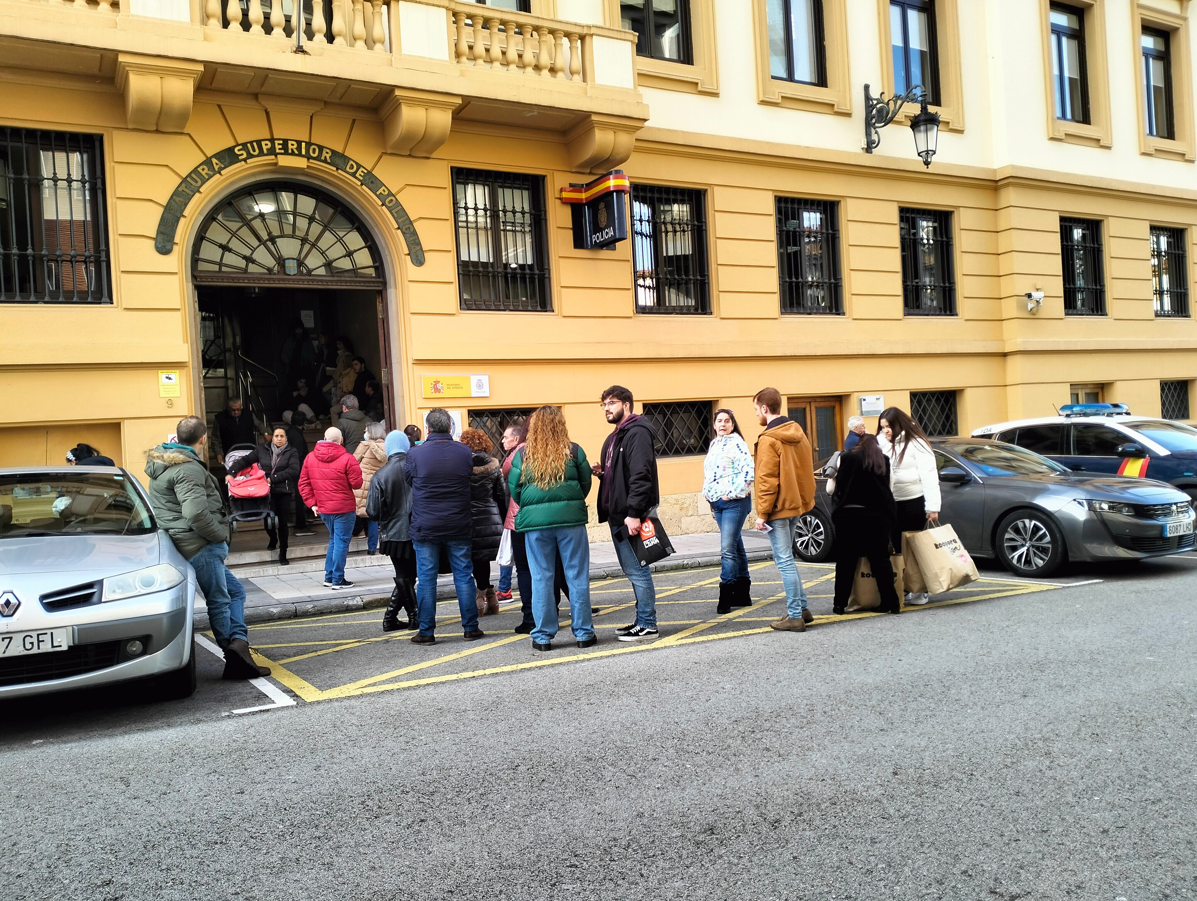 Colas para renovar el DNI en la Comisaría de la Policía Nacional de Oviedo