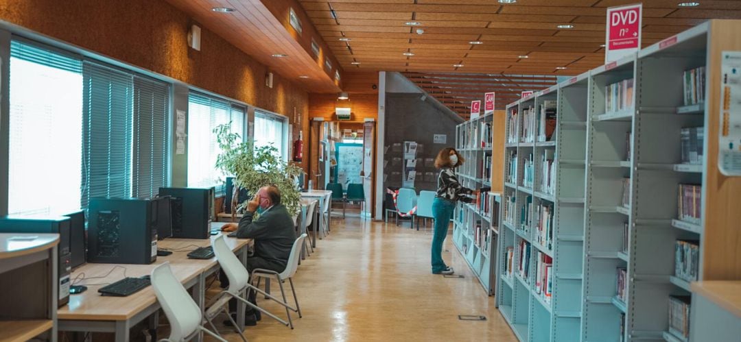 Las bibliotecas cuentan con todas las medidas de prevención, como la reducción de aforo y las labores de desinfección antes de cada turno