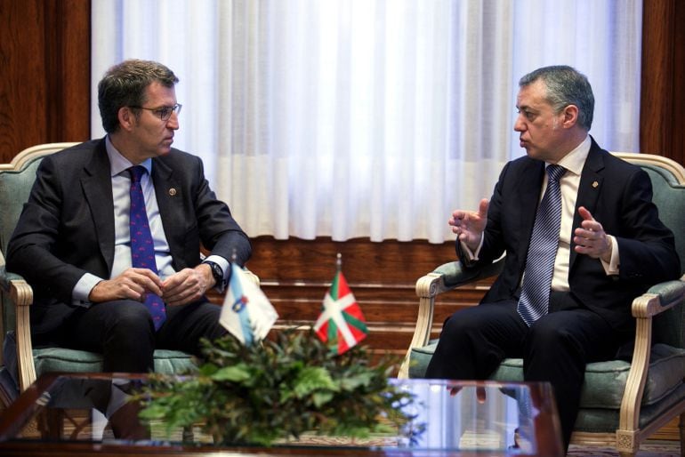 El lehendakari, Iñigo Urkullu (d), ha recibido hoy al presidente de la Xunta de Galicia, Alberto Núñez Feijóo, en su residencia oficial del palacio Ajuria Enea de Vitoria