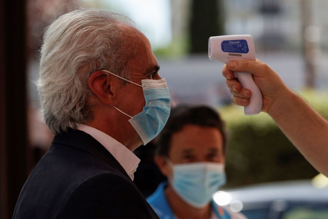 El consejero de Sanidad, Enrique Ruiz Escudero, se toma la temperatura antes de su visita el dispositivo de pruebas PCR puesto en marcha por el Gobierno regional