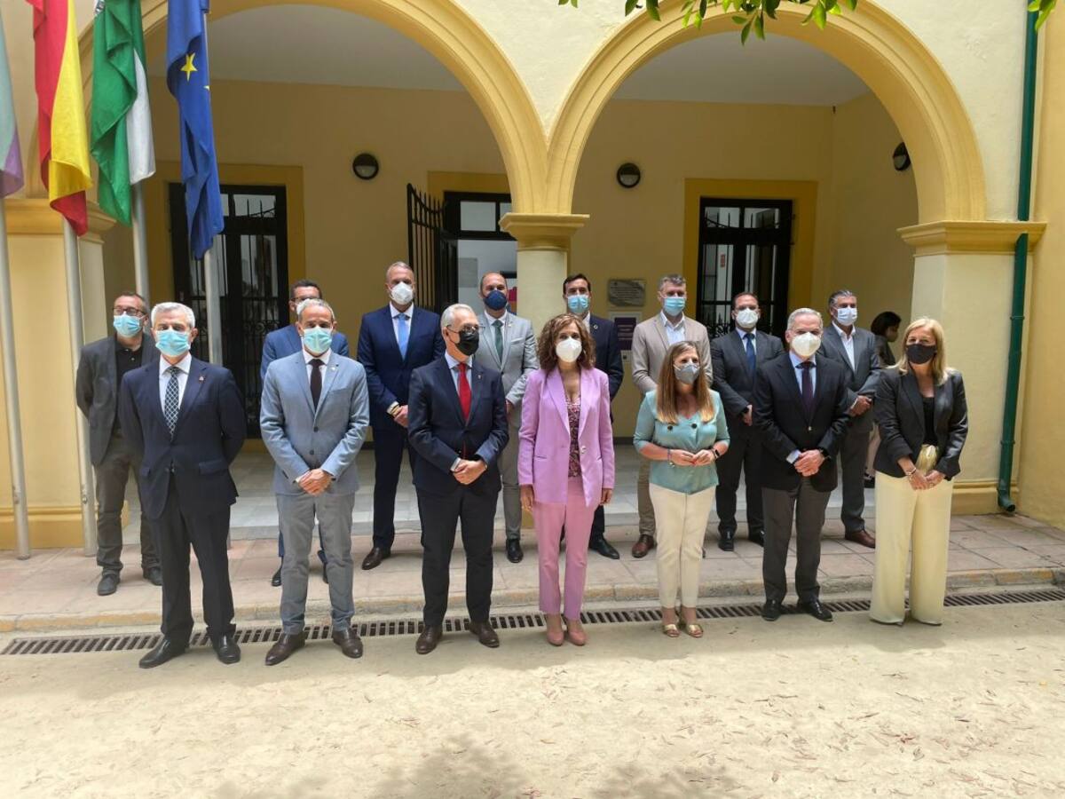 La ministra de Hacienda firma un convenio con la Mancomunidad por 7.3 millones de euros