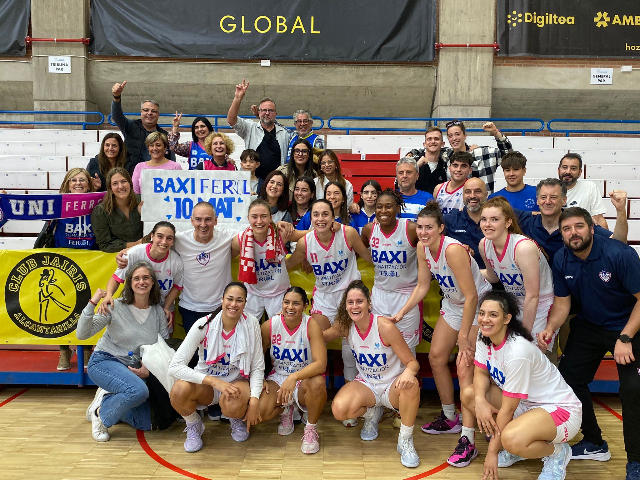 Las jugadoras celebran su victoria en la cancha murciana (foto: Baxi Ferrol)