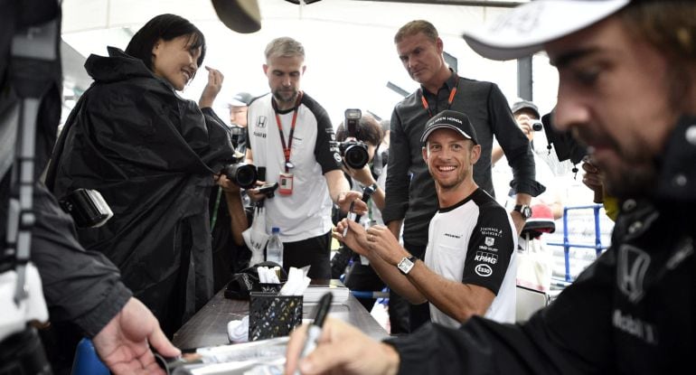 Jenson Button y Fernando Alonso firman autógrafos en Suzuka.