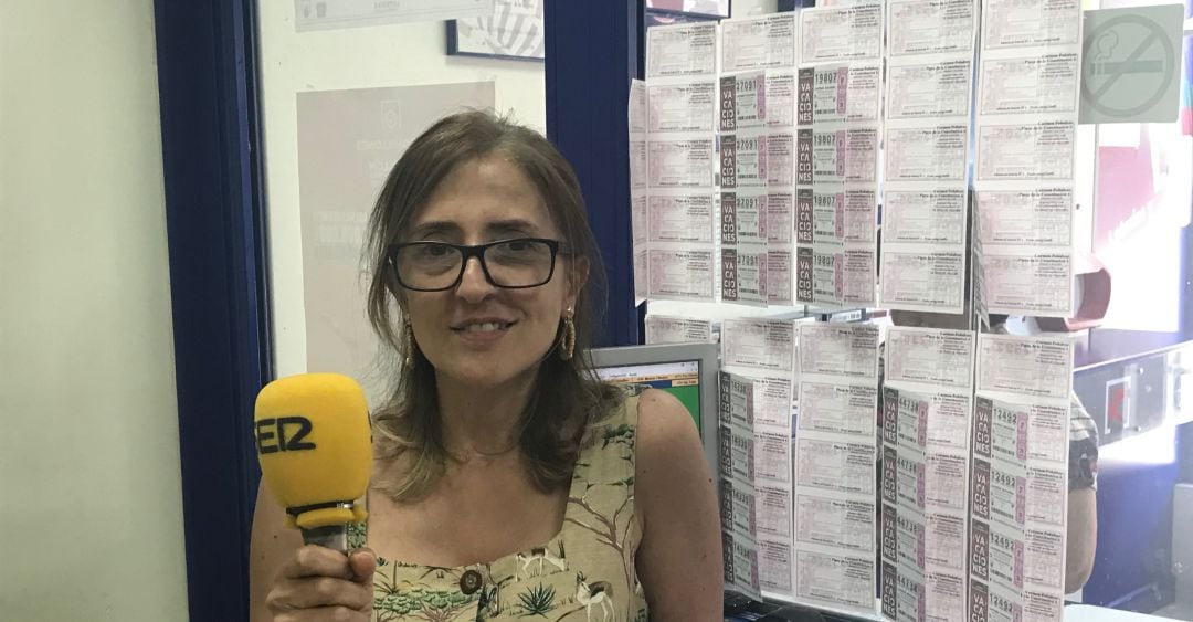 Carmen Peñalver en su Administración de Lotería de Valdepeñas (Ciudad Real)