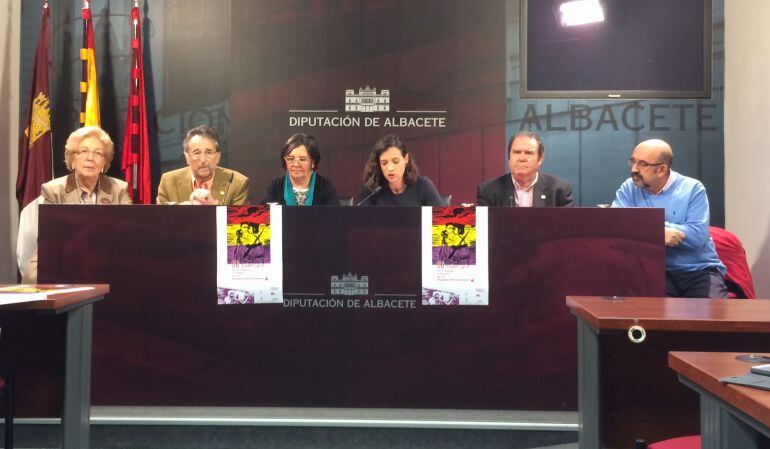 La diputada de Turismo, Raquel Ruiz (c), acompañada de la diputada de Ganemos, Victoria Delicado, y el comité organizador de las jornadas