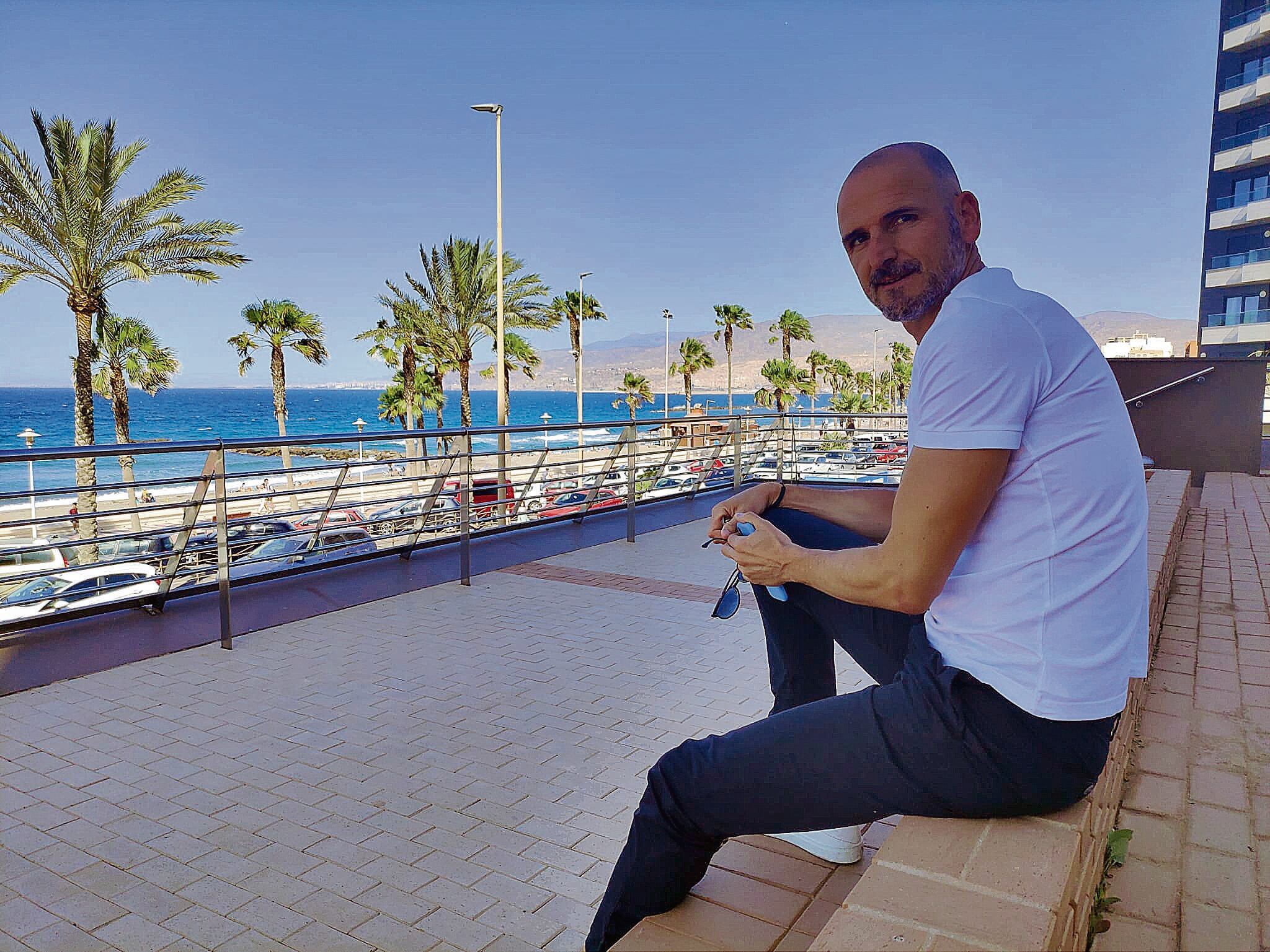 Fernando Soriano con la playa de Almería al fondo.