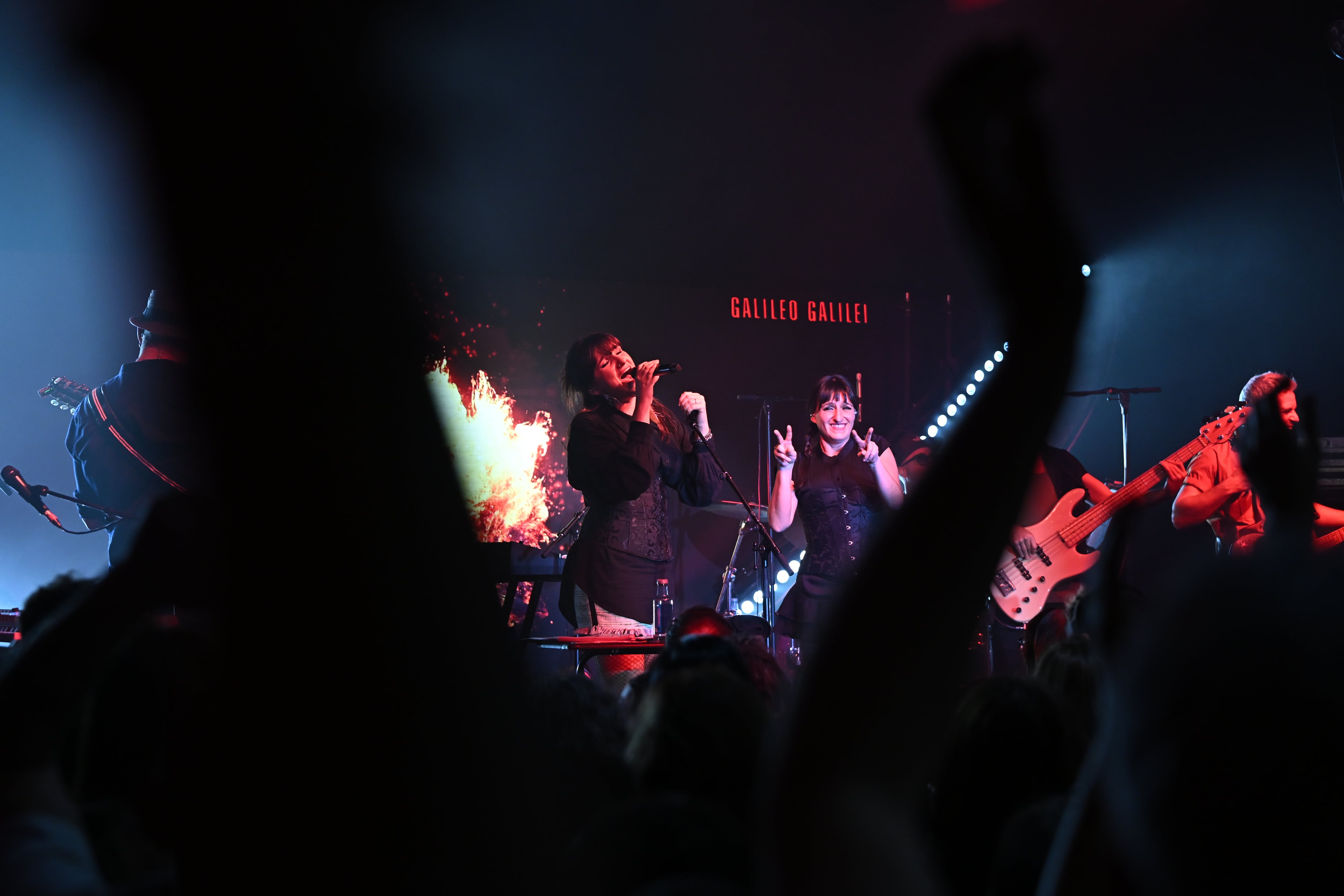 MADRID, 28/12/2025.- La cantante Rozalén, durante el concierto que cierra su gira 2025 ofrecido este domingo en Madrid. EFE/Fernando Villar