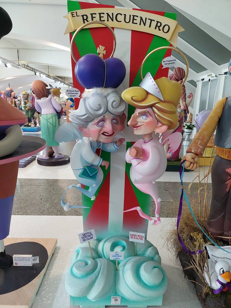 La Exposición del Ninot de las Fallas 2023 abre sus puertas con 750 figuras que rebosan diseño y sátira. Todas ellas quieren salvarse de las llamas gracias al voto popular.