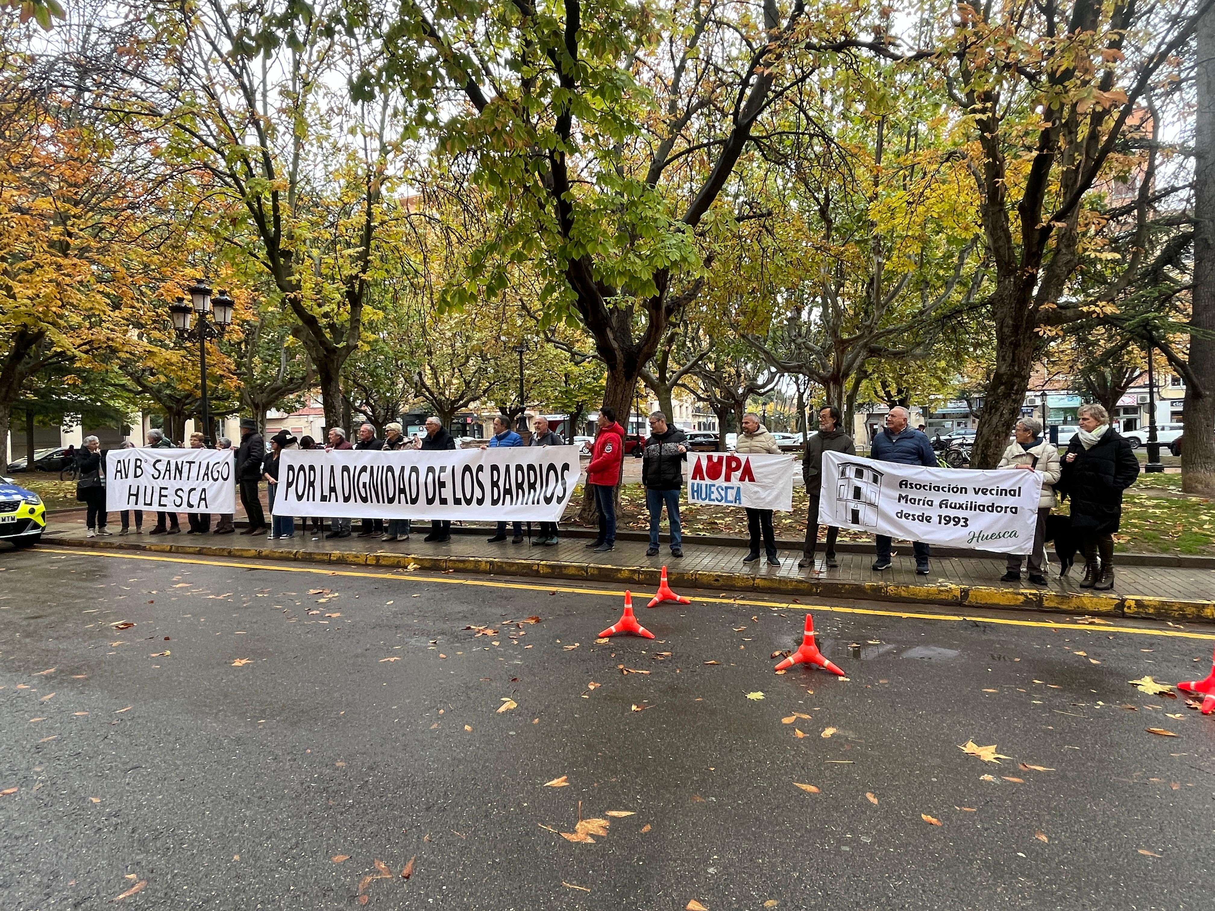 El movimiento "Por la dignidad de los barrios" ante la Subdelegación del Gobierno en Huesca