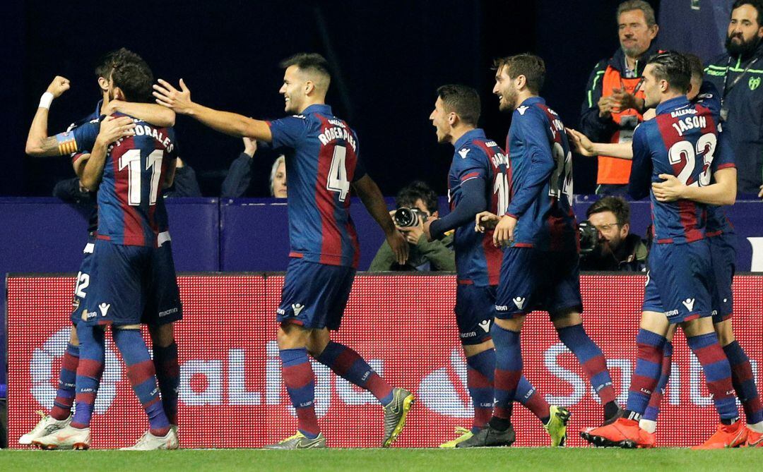 Los jugadores del Levante celebran el tercer gol del equipo durante el encuentro de primera división 