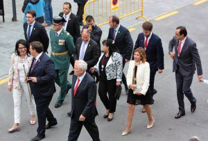 Las autoridades encabezan, junto al pregonero, en la procesión