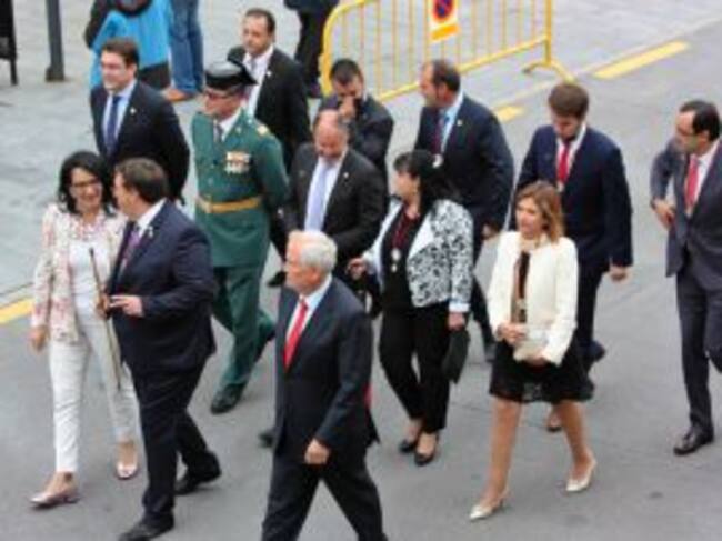 Las autoridades encabezan, junto al pregonero, en la procesión
