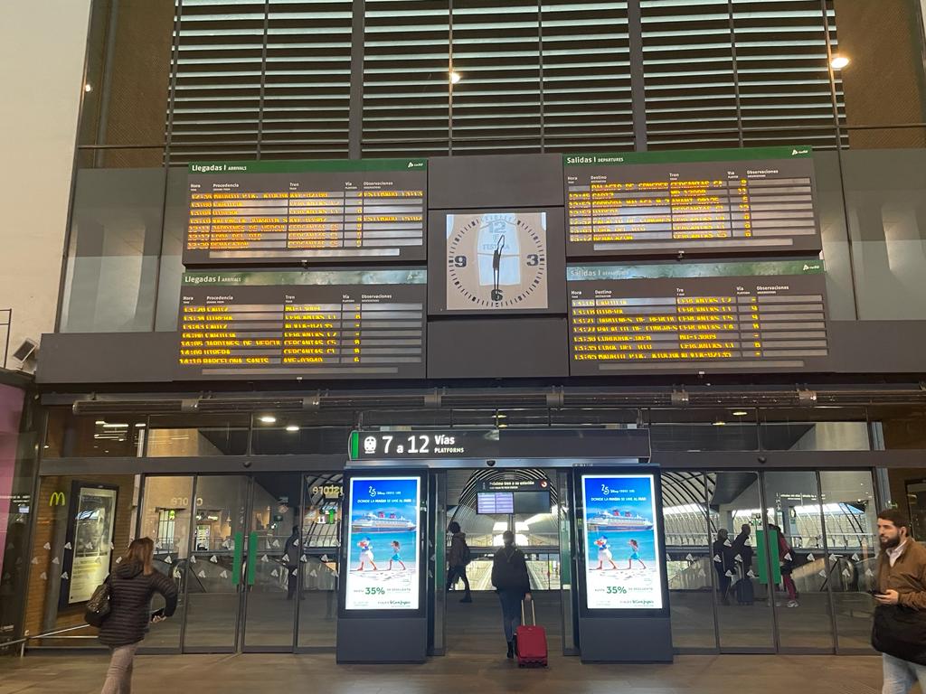 Panel informativo de la estación de Santa Justa en Sevilla / Redacción