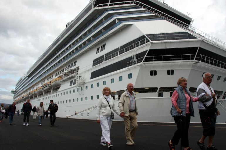 Passatgers del creuer Costa Magica, atracat al port de Palamós.