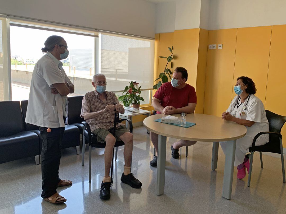 Luis Prieto i María Dolores Jiménez amb un dels pacients atesos de trencament de Maluc.