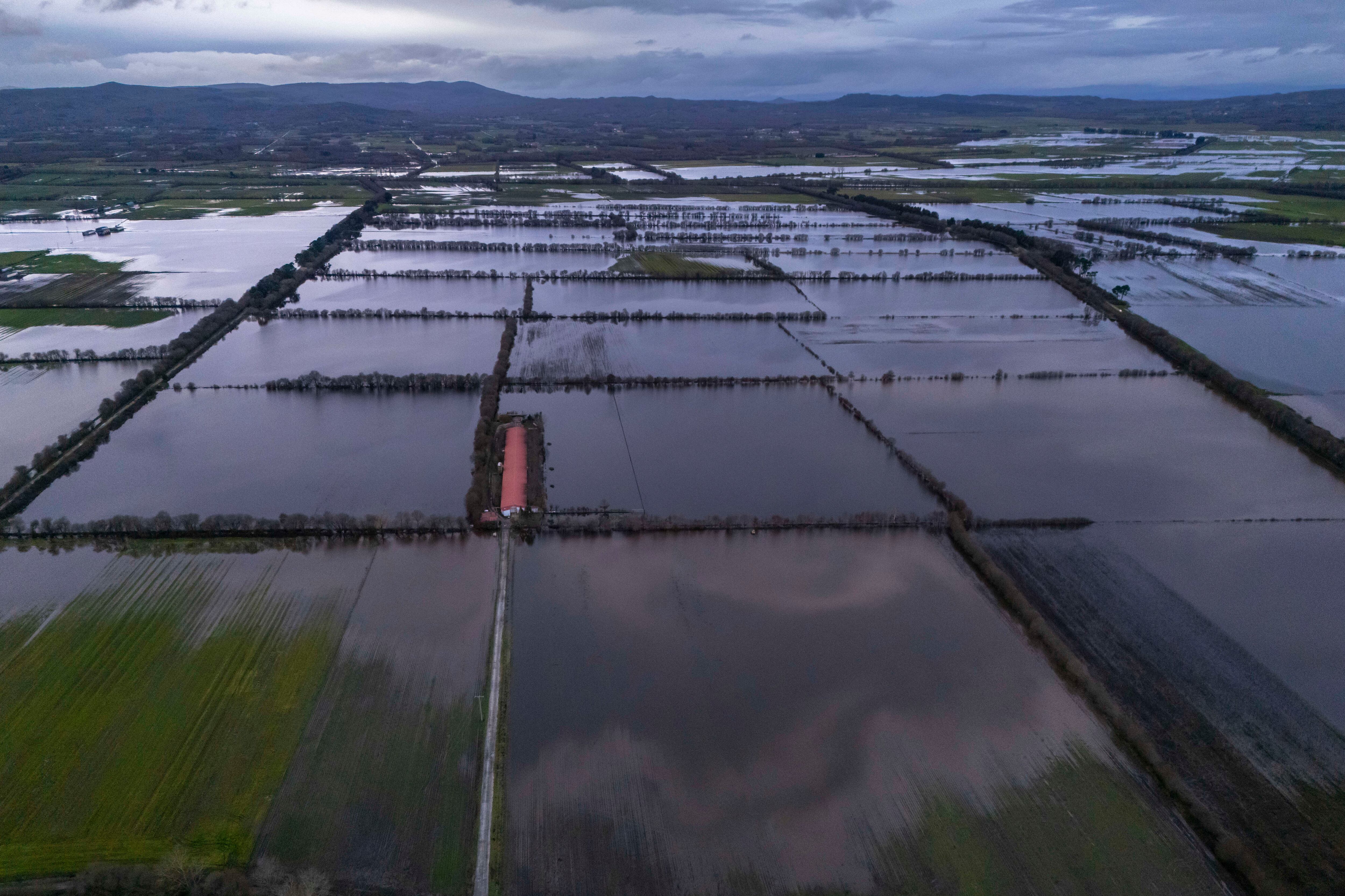 XINZO DE LIMIA (OURENSE), 03/02/2026.- Vista general del agua acumulada tras las lluvias caídas en las últimas jornadas en Xinzo de Limia (Ourense), hoy martes. Xinzo de Limia decretó la activación del plan de actuación municipal frente ante la situación crítica provocada por las intensas lluvias de los últimos días. EFE/Brais Lorenzo