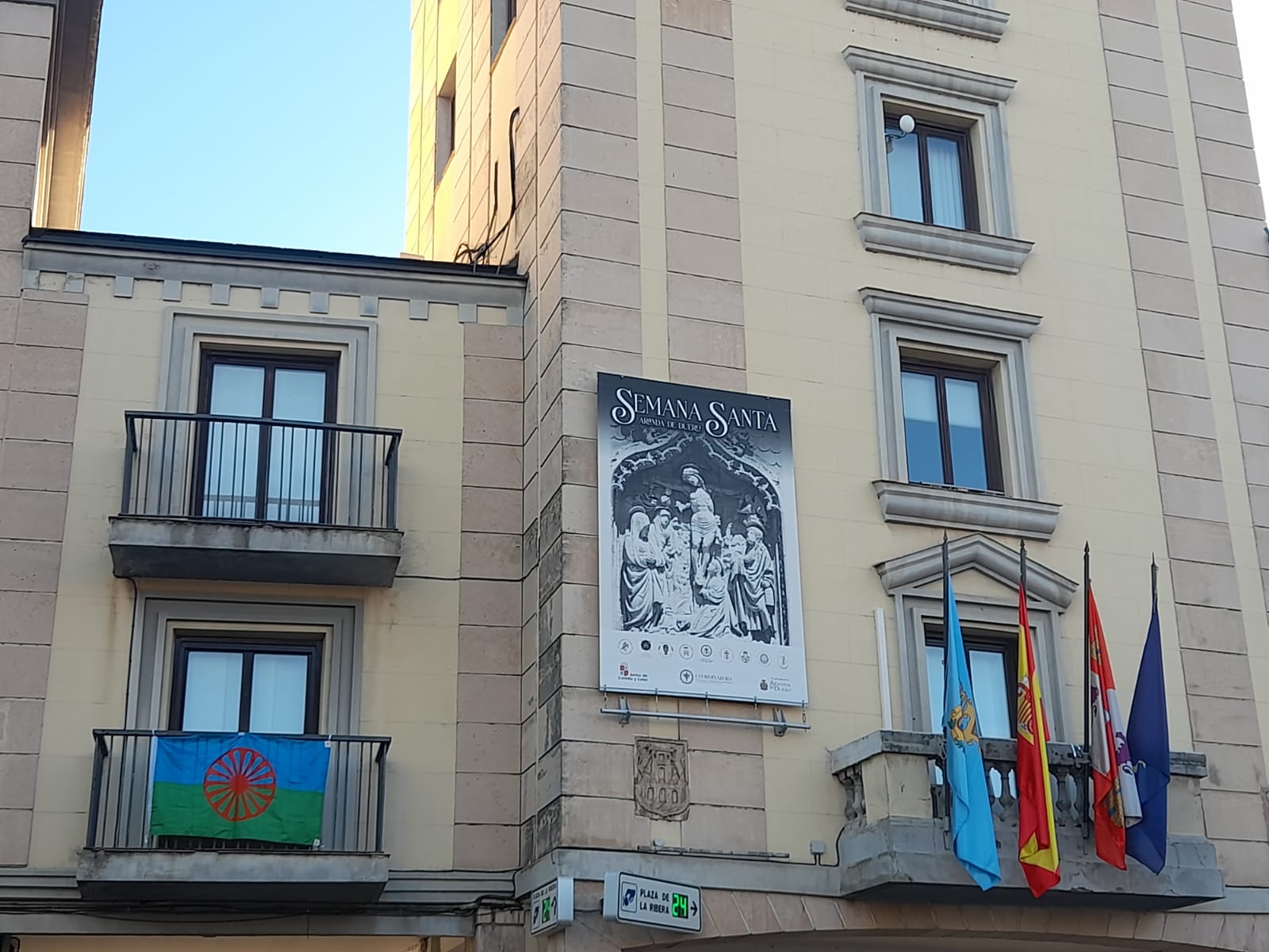 La bandera del pueblo gitano permanecerá en el balcón de la Casa Consistorial de Aranda durante la semana en que se conmemora el Día Internacional del Pueblo Gitano