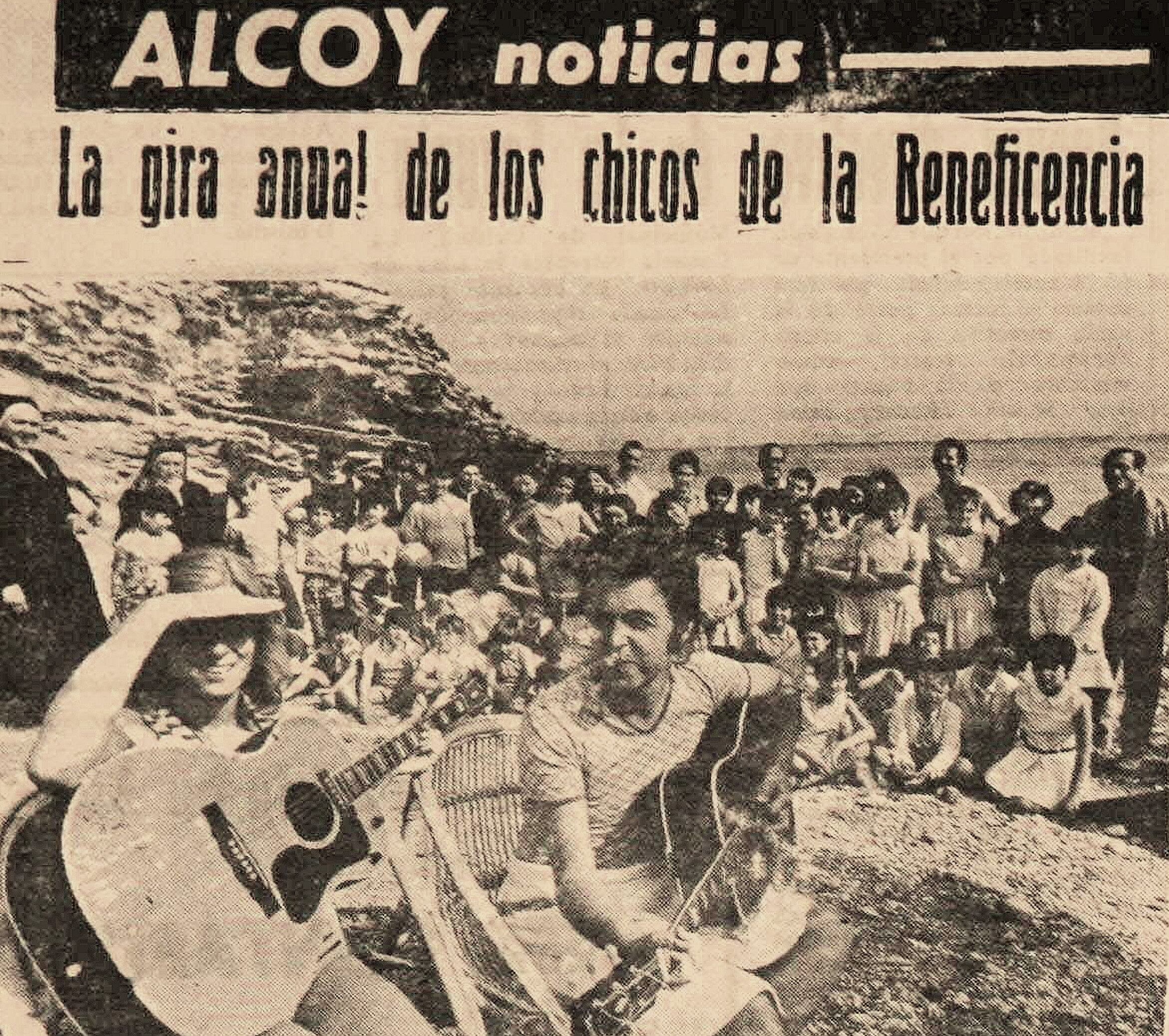 Paul i Linda McCartney junts xiquets i xiquetes del Hogar Infantil d'Alcoi a la Vila Joiosa en 1972
