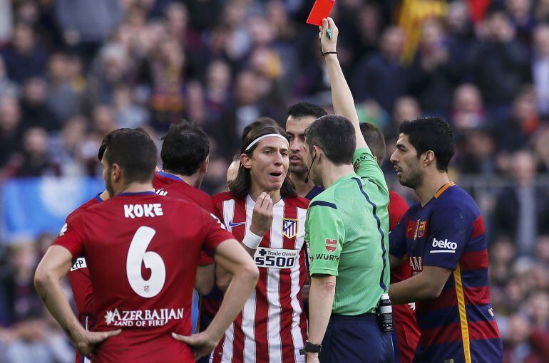 Filipe Luis ve la roja tras su dura entrada a Leo Messi