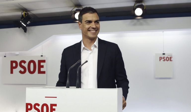 El secretario general del PSOE, Pedro Sánchez, durante la rueda de prensa tras la reunión de la Comisión Permanente de la Ejecutiva del PSOE.