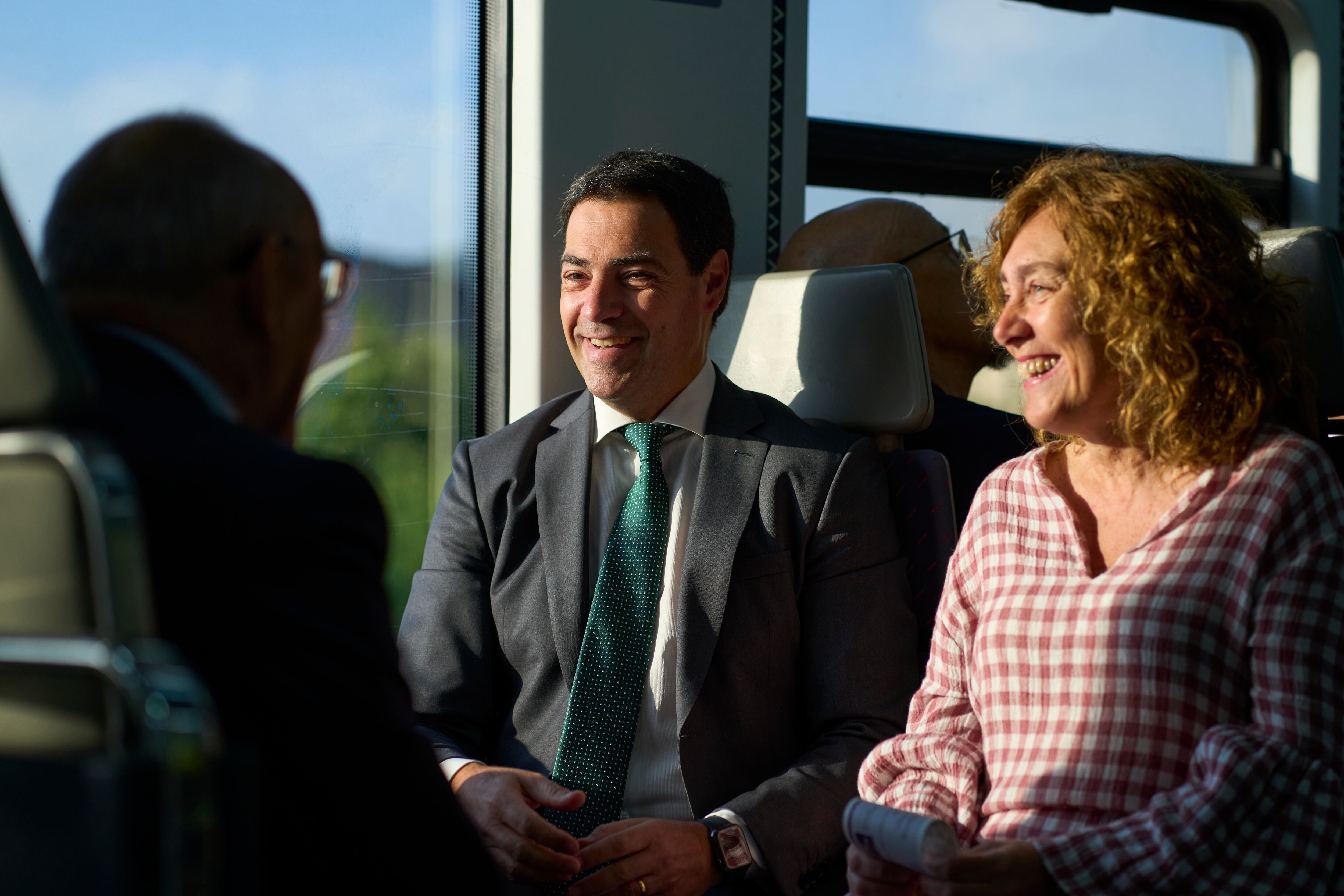 VITORIA, 30/05/2025.- El servicio ferroviario de Cercanías de Álava que discurre entre Alsasua (Navarra) y Miranda de Ebro (Burgos) ha arrancado este viernes con un amplio respaldo institucional. Representantes de todas las instituciones, con el lehendakari, Imanol Pradales, y la consejera de Movilidad Sostenible, Susana García Chueca, a la cabeza, se han subido a este tren en la estación de Vitoria para hacer un trayecto hasta Manzanos, una de las nueve localidades por las que discurre este servicio. EFE/ Adrián Ruiz-Hierro