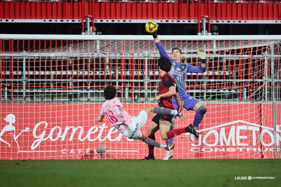 Gelabert dispara a portería durante el Mirandés - Sporting.