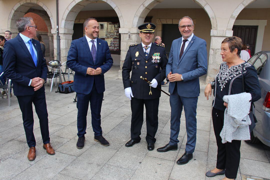 El comisario de Ponferrada, Miguel Ángel Martínez  entre el presidente del Consejo Comarcal del Bierzo, Gerardo Álvarez Courel y el alcalde de Ponferrada, Olegario Ramón