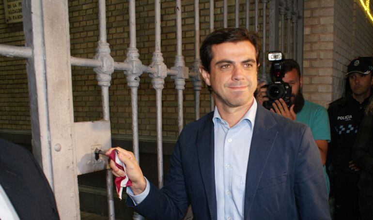 El alcalde de Albacete cerró la 'Puerta de Hierros' instantes antes de las 12 horas 