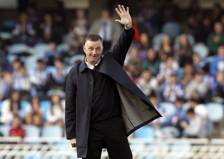 GRA291. SAN SEBASTIÁN, 08/03/2015.- El exjugador de la Real Sociedad John Aldridge durante el homenaje que ha recibido en el descanso del partido entre el equipo donostiarra y el Espanyol, de la vigésima sexta jornada de la liga de Primera División que se juega hoy en el estadio de Anoeta de San Sebastián. EFE/Javier Etxezarreta