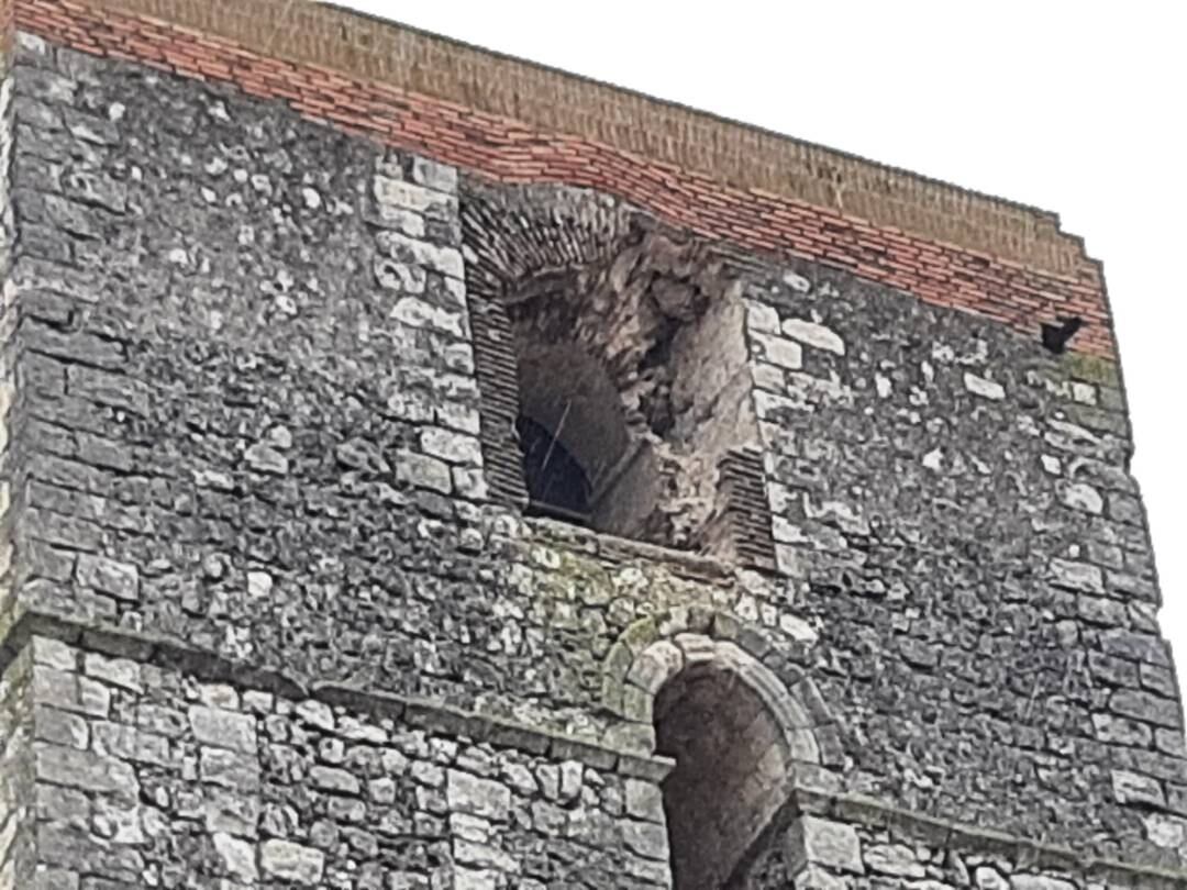 Arco de la torre de la Iglesia de San Andrés que ha sufrido un desprendimiento parcial