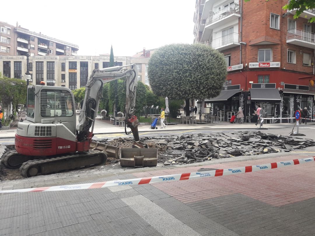 Obras que se están realizando en la calle Augusto G.Linares de Torrelavega.