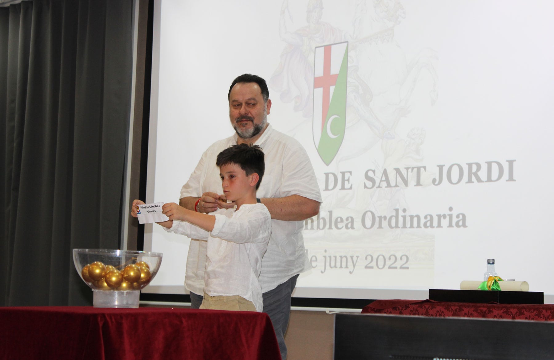 Instante en que el Sant Jordiet 2020-22, Fernando Rius Mestre, extrae la bola con el nombre de Nicolás Sánchez Linares