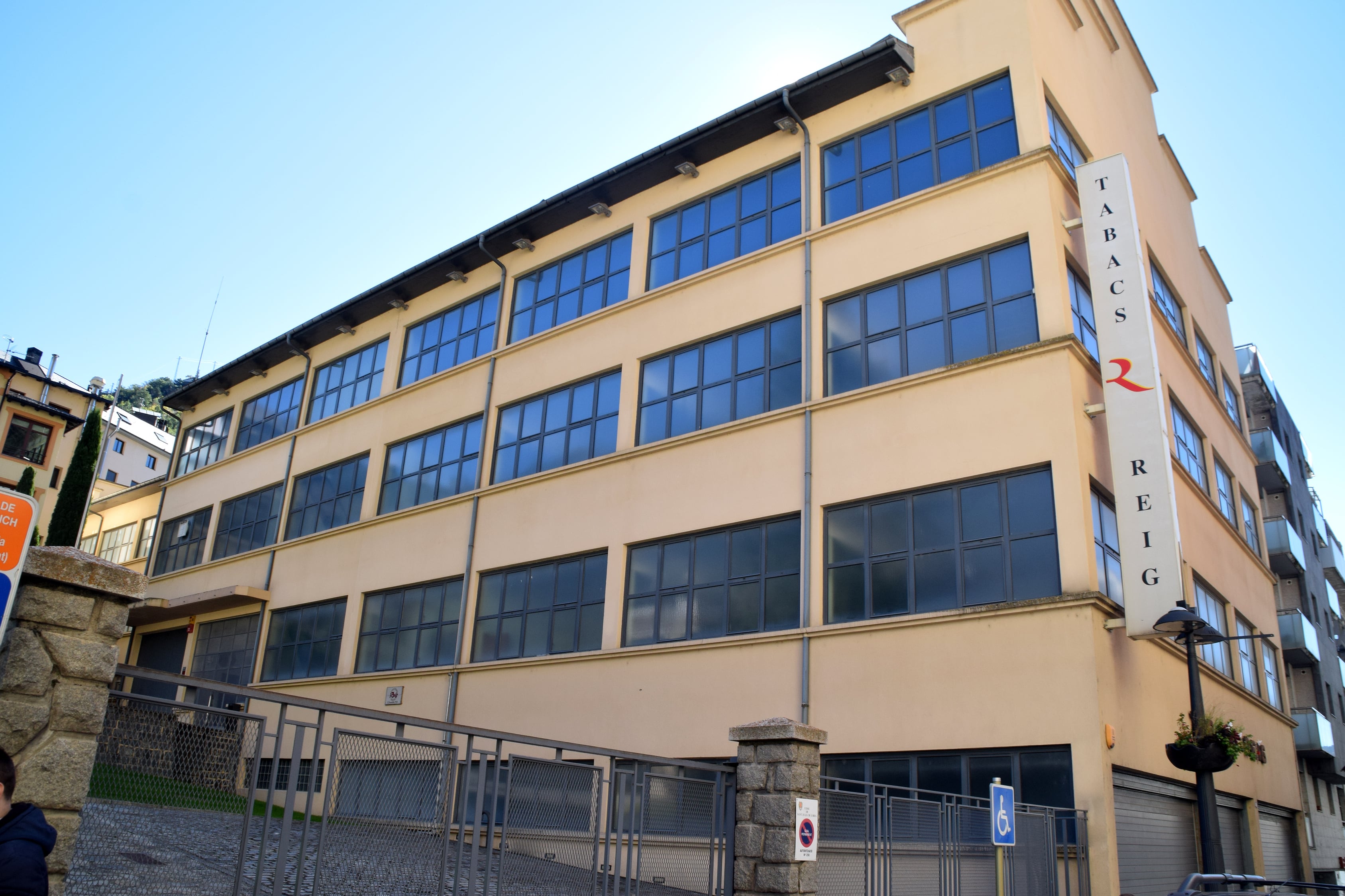 La façana de la fàbrica Tabacs Reig és un dels edificis inclosos en el catàleg comunal de Sant Julià de Lòria.