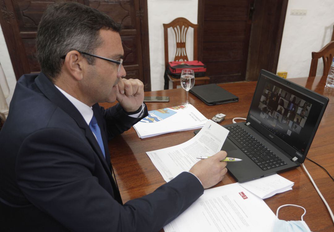 El alcalde de Teguise, Oswaldo Betancort, en la sesión plenaria.