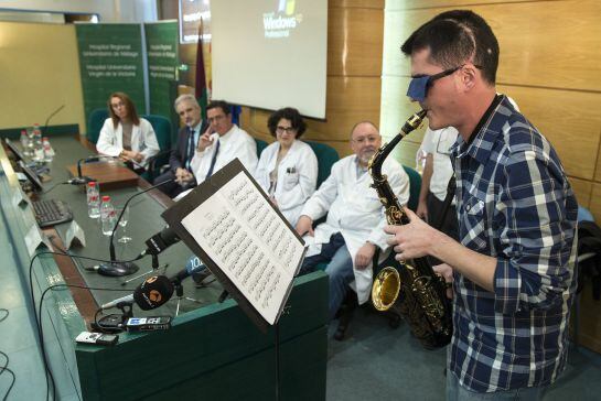 El músico de 27 años Carlos Aguilera toca el saxo durante la rueda de prensa tras ver las imágenes de su intervención realizada el pasado 15 de octubre en el Hospital Regional de Málaga donde, por primera vez en Europa, se le extirpó un tumor en el que se realizó un mapa de la corteza cerebral del lenguaje musical mientras se mantuvo despierto en la operación y tocó el saxofón para evitar secuelas. EFE/ Jorge Zapata.