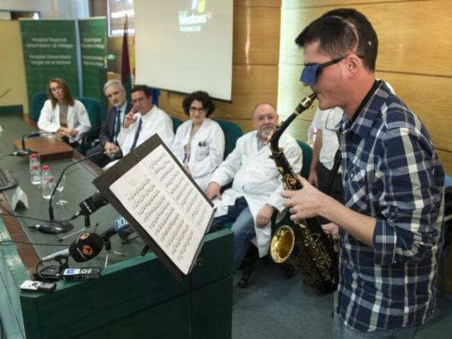El músico de 27 años Carlos Aguilera toca el saxo durante la rueda de prensa tras ver las imágenes de su intervención realizada el pasado 15 de octubre en el Hospital Regional de Málaga donde, por primera vez en Europa, se le extirpó un tumor en el que se realizó un mapa de la corteza cerebral del lenguaje musical mientras se mantuvo despierto en la operación y tocó el saxofón para evitar secuelas. EFE/ Jorge Zapata.