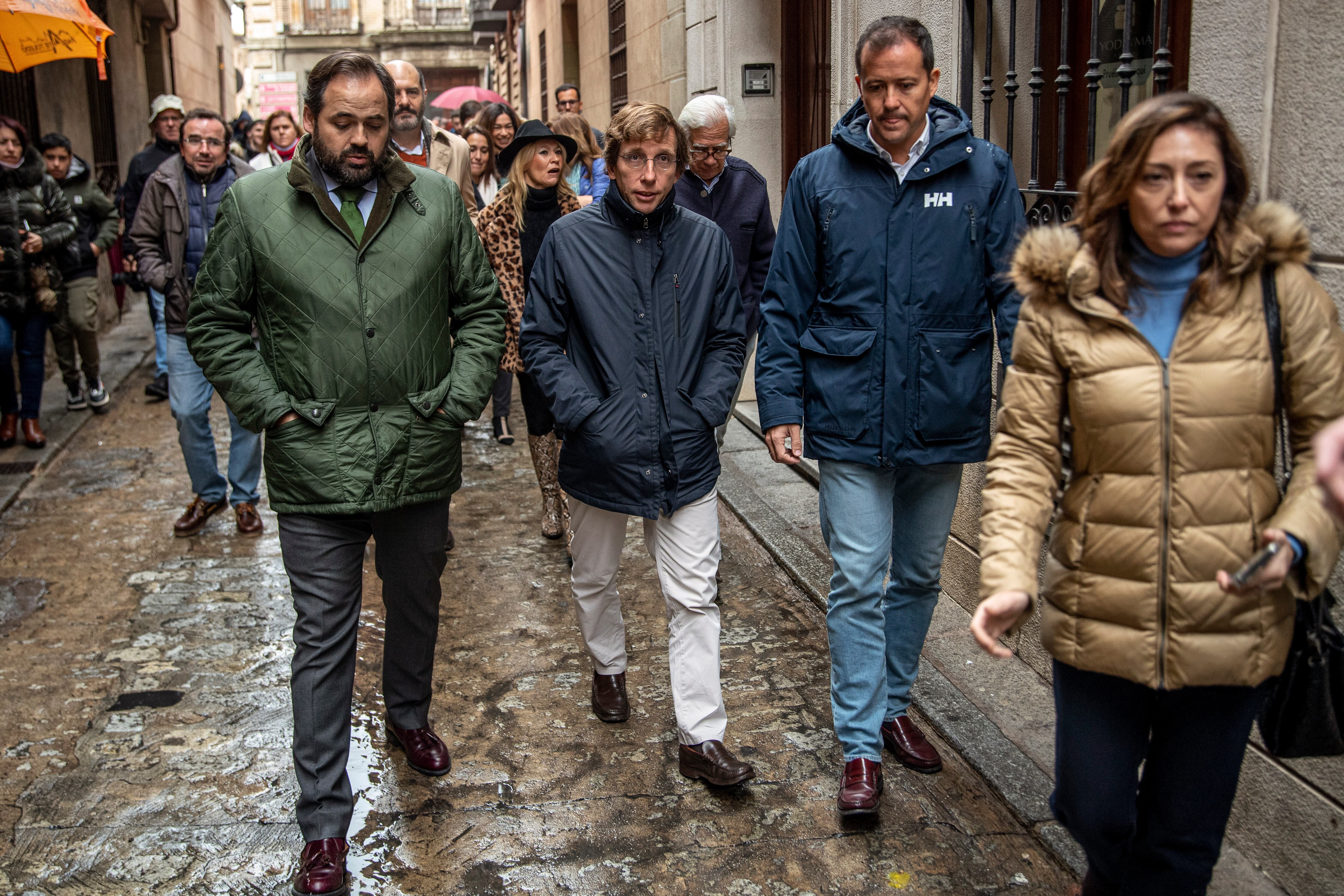 El presidente del PP de Castilla-La Mancha, Paco Núñez (i); el alcalde de Madrid, José Luis Martínez Almeida (c) y el presidente del PP en Toledo, Carlos Velázquez (d) tras el encuentro con alcaldes del PP en la Cámara de Comercio este lunes en Toledo
