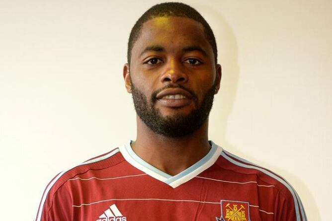 Alex Song ya posa con la camiseta del West Ham